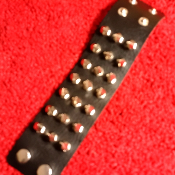 Spike Cuff - Picture 4 of 4